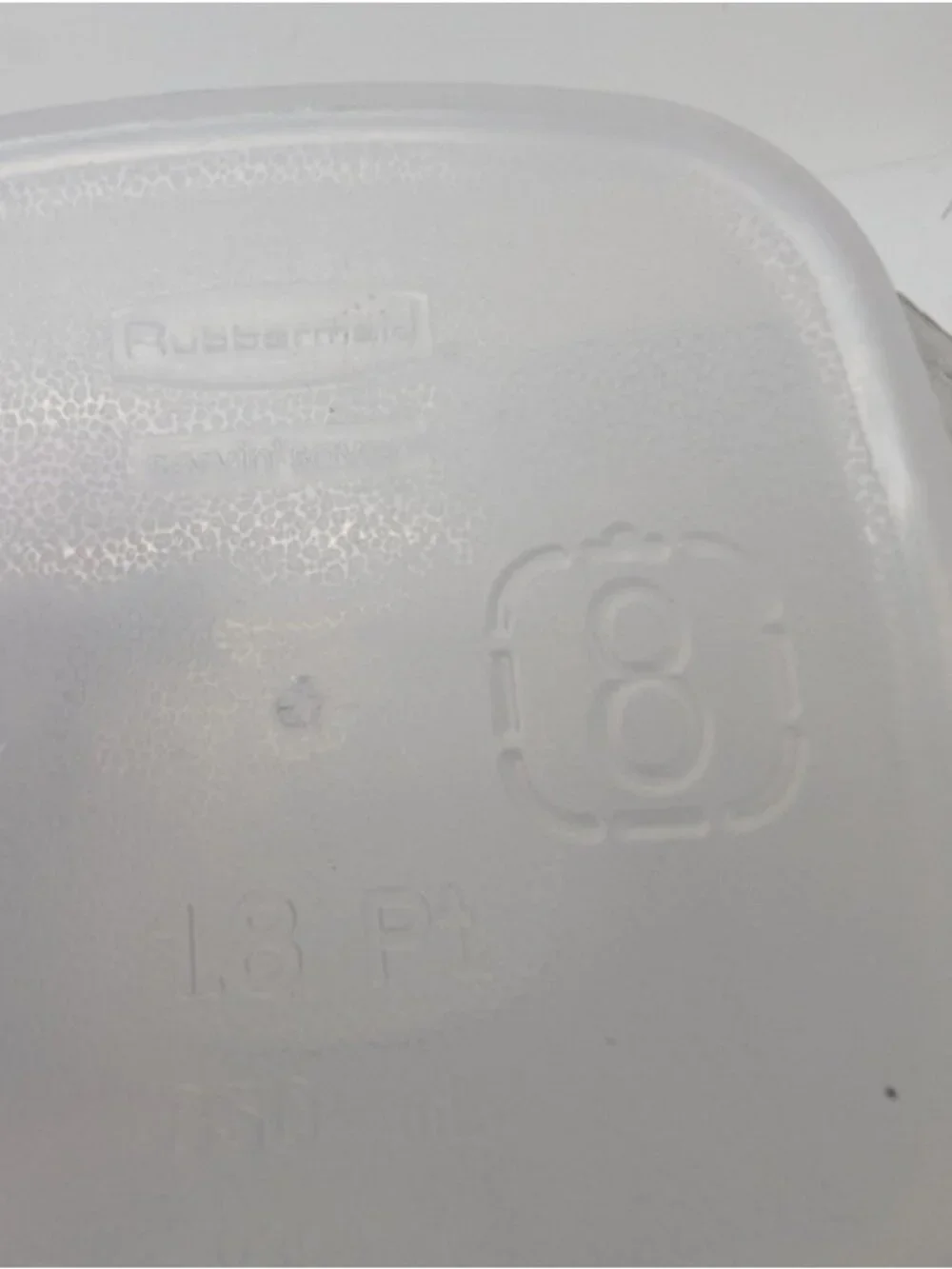 Rubbermaid 1.8 pt Servin Saver #8 Sheer Square Canister Storage White Lid - B